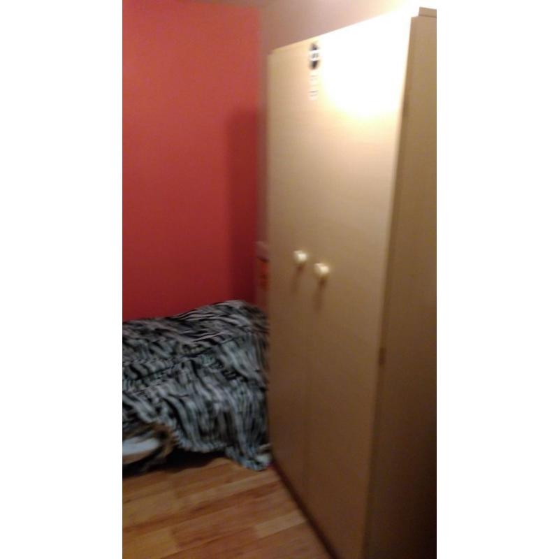 single room with 3 brand new bathrooms and new modern fitted kitchen 5 mints to plaistow canning tow