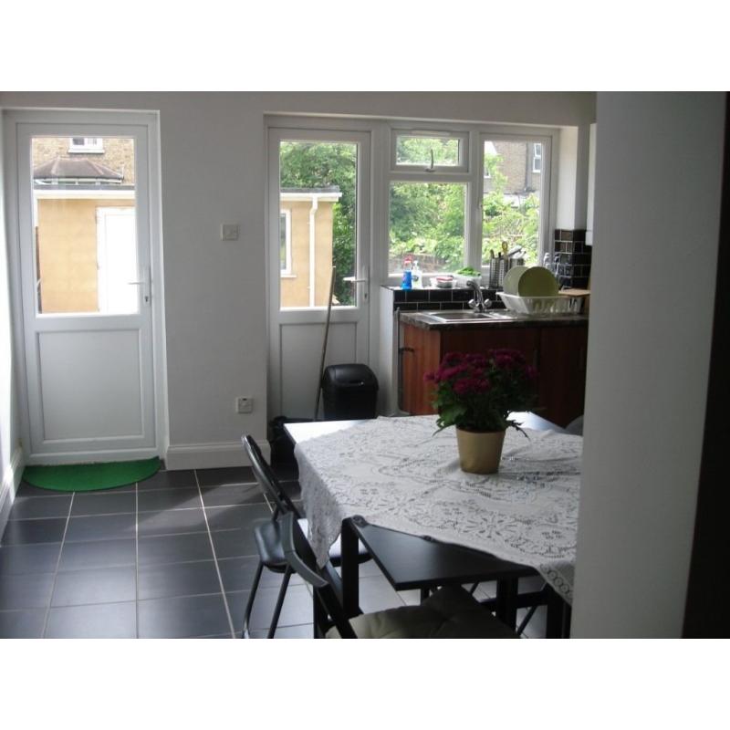single room with 3 brand new bathrooms and new modern fitted kitchen 5 mints to plaistow canning tow