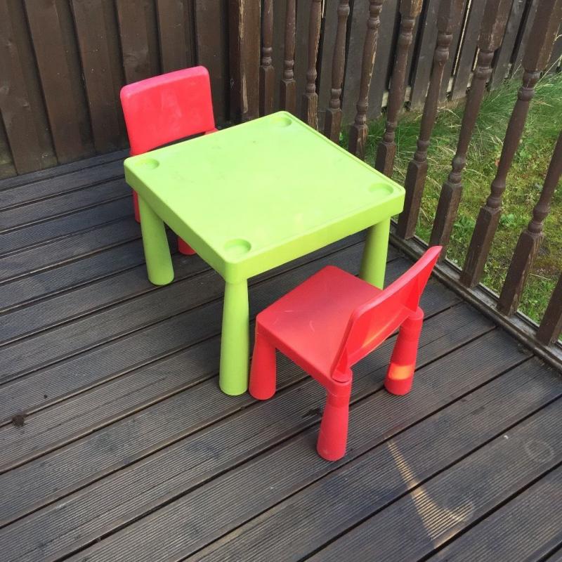 Kids outdoor table and chairs