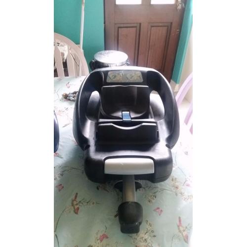 Maxi cosi car seat and isofix base