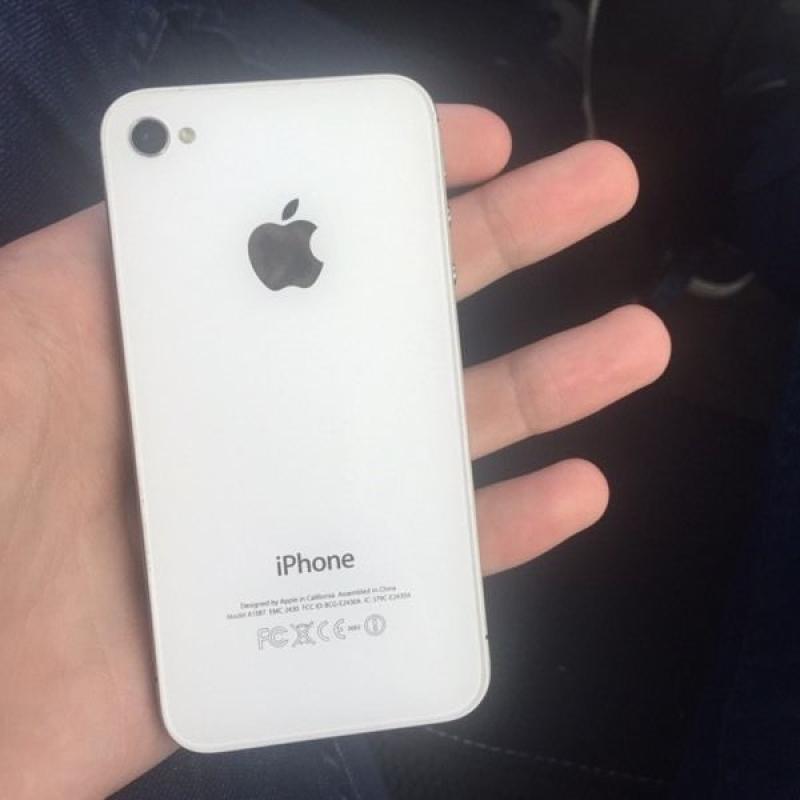 iPhone 4S on O2 (Mint, Needs Gone!)