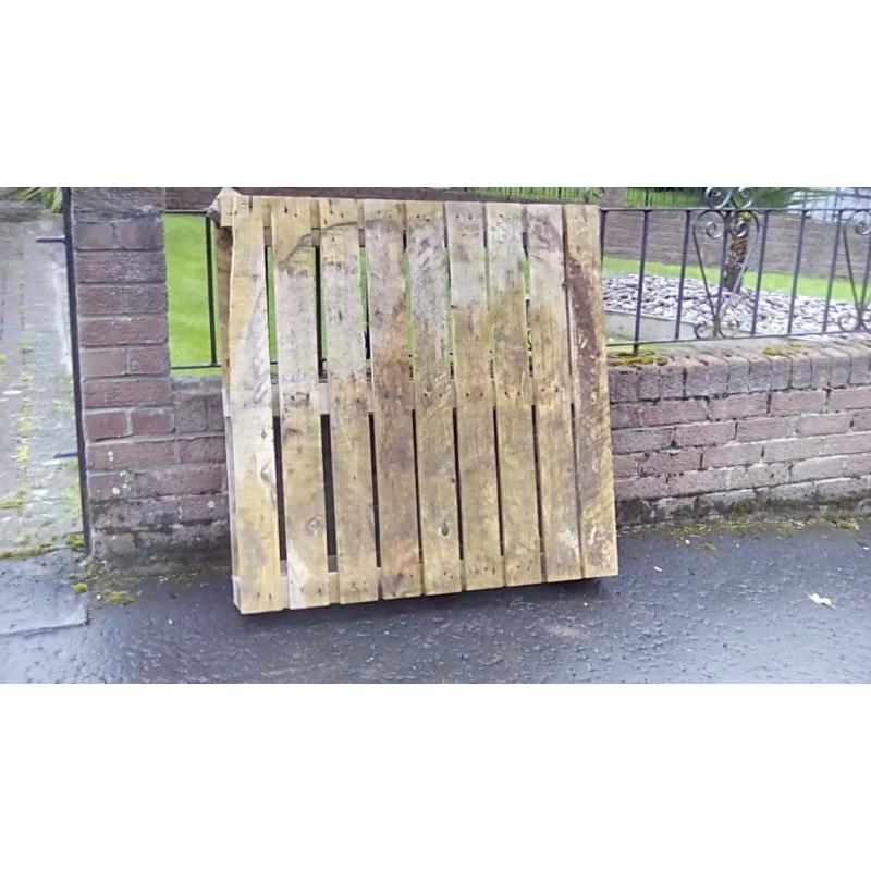 FREE WOOD PALLET FREE TO PICK UP IDEAL FOR FENCING