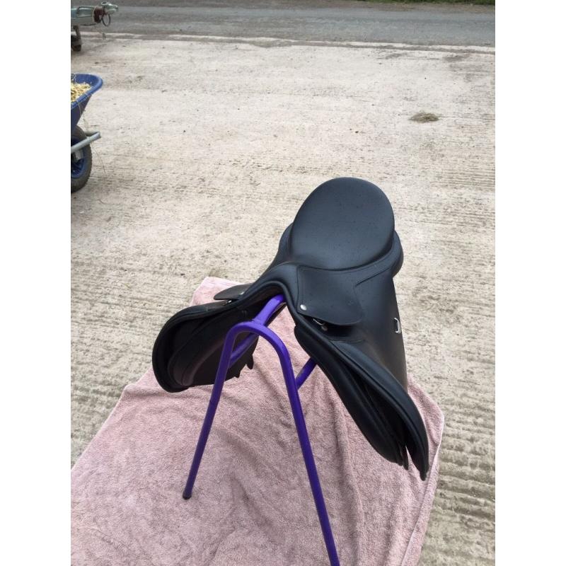 Bates 17" GP Saddle