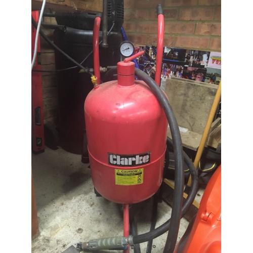 Clarke Sand blaster Sandblaster for sale good condition + free blast media