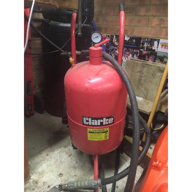 Clarke Sand blaster Sandblaster for sale good condition + free blast media