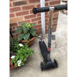 Atom kids scooter