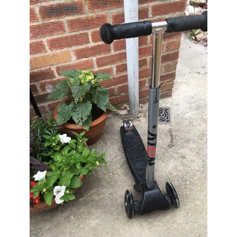 Atom kids scooter