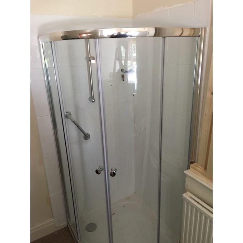 Corner quarter shower enclosure