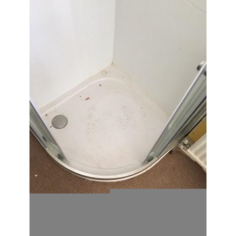 Corner quarter shower enclosure
