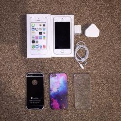 iPhone 5s 16gb Unlocked Great Condition Original charger and free cases with box