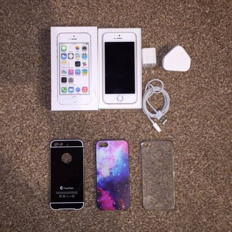 iPhone 5s 16gb Unlocked Great Condition Original charger and free cases with box