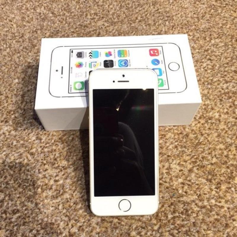 iPhone 5s 16gb Unlocked Great Condition Original charger and free cases with box