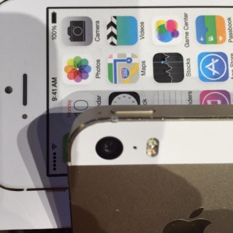 iPhone 5s 16gb Unlocked Great Condition Original charger and free cases with box