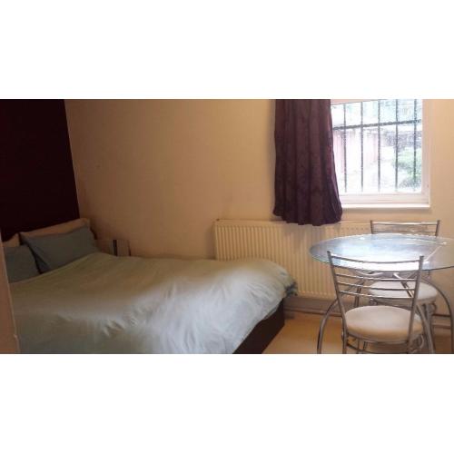 Nice Double room Near Seven Sister Tube Station--All Bills Included.