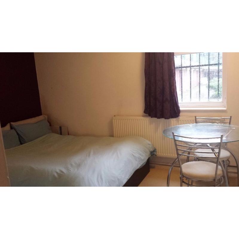 Nice Double room Near Seven Sister Tube Station--All Bills Included.