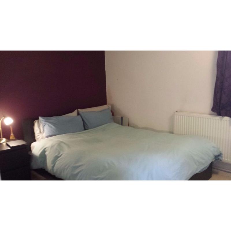 Nice Double room Near Seven Sister Tube Station--All Bills Included.
