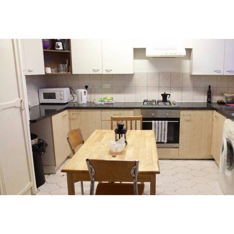 Double Bed in Room with Double Bed in City of Westminster Borough, All Bills Included