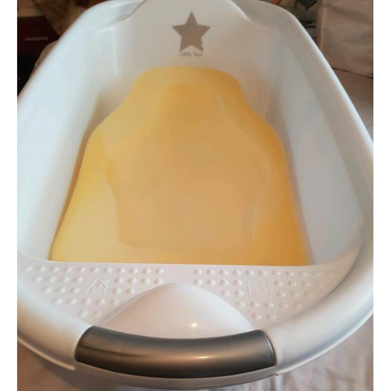 Baby bath, sponge & top to tail bowl