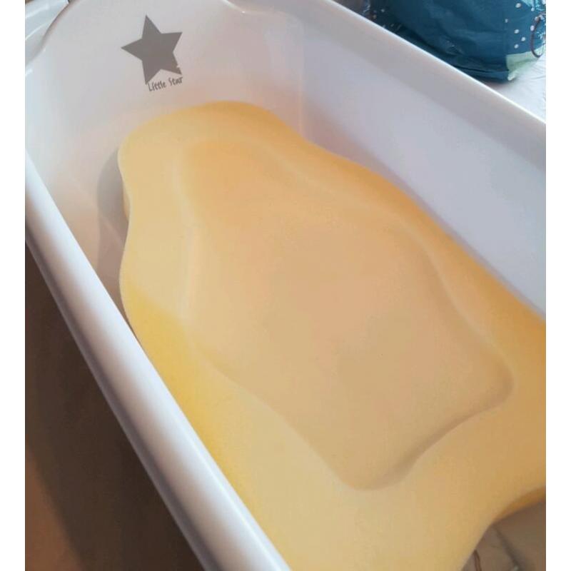 Baby bath, sponge & top to tail bowl