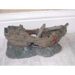 FISH TANK / AQUARIUM ORNAMENTS, SHIP WRECK AND 10 PLANTS 10