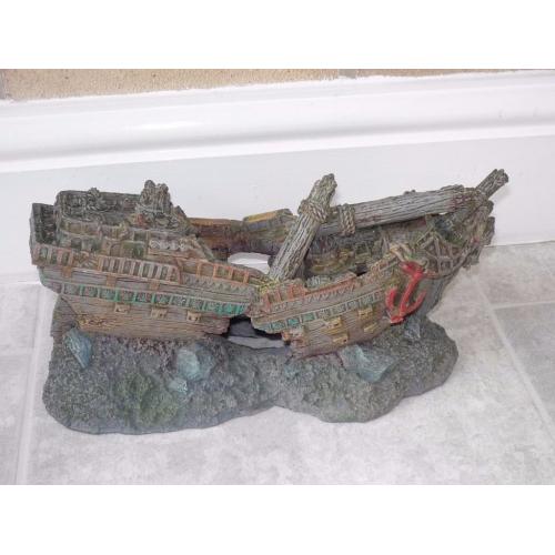 FISH TANK / AQUARIUM ORNAMENTS, SHIP WRECK AND 10 PLANTS 10