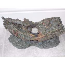 FISH TANK / AQUARIUM ORNAMENTS, SHIP WRECK AND 10 PLANTS 10