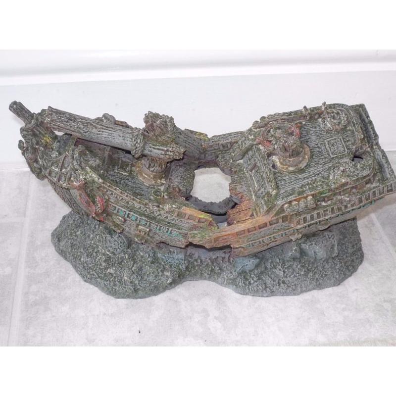 FISH TANK / AQUARIUM ORNAMENTS, SHIP WRECK AND 10 PLANTS 10
