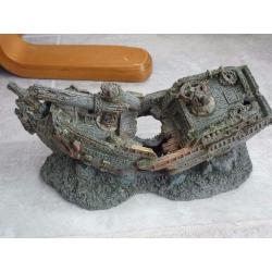FISH TANK / AQUARIUM ORNAMENTS, SHIP WRECK AND 10 PLANTS 10