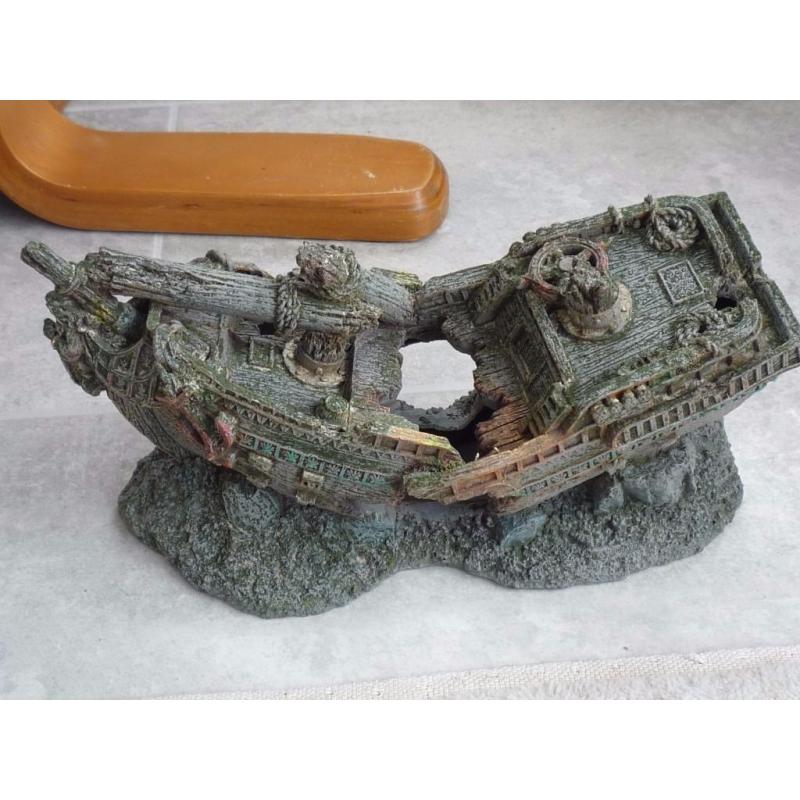 FISH TANK / AQUARIUM ORNAMENTS, SHIP WRECK AND 10 PLANTS 10