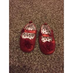 7 pairs of baby shoes