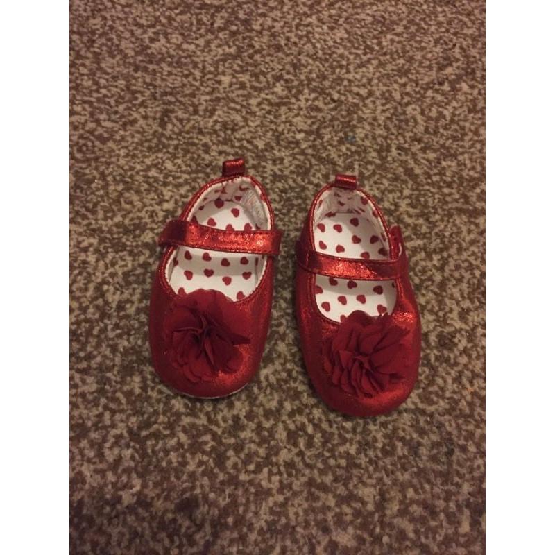 7 pairs of baby shoes