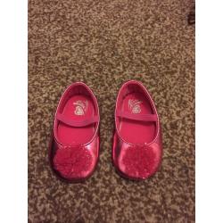 7 pairs of baby shoes