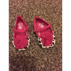 7 pairs of baby shoes