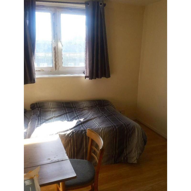 Single room with double bed for Single person