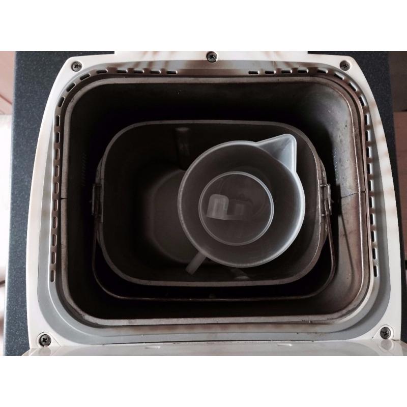 Panasonic Automatic Breadmaker with kneading blade and 3 measuring cups