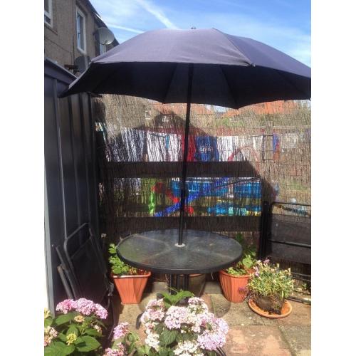 Table parasol and 4chairs