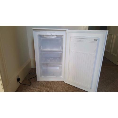UNDER COUNTER ZANUSSI FREEZER (WHITE)