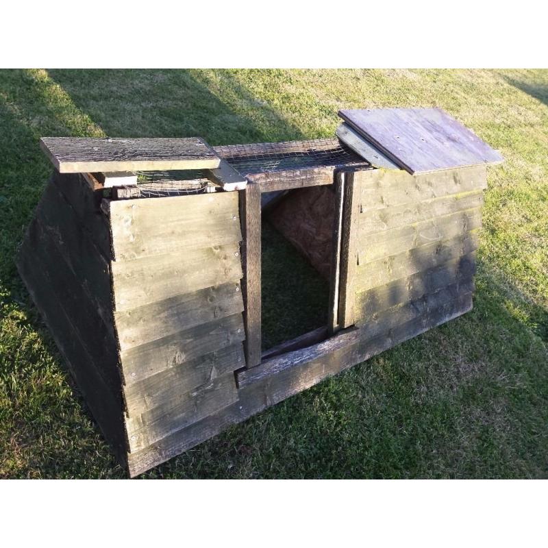 Rabbits Hutch ans Sawdust