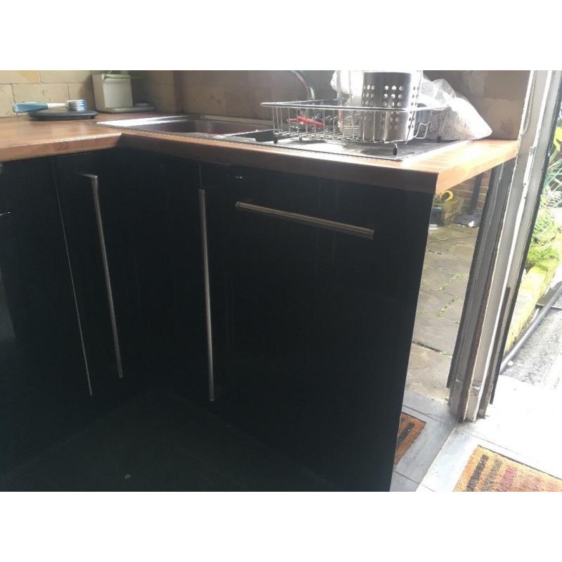 Black gloss kitchen units & appliances