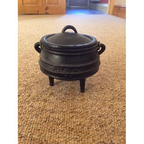 CAST IRON CAULDRON/COOKING POT