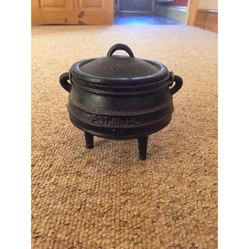 CAST IRON CAULDRON/COOKING POT