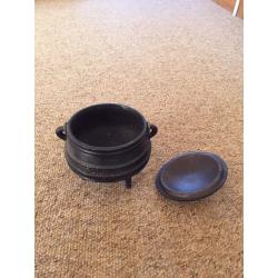 CAST IRON CAULDRON/COOKING POT