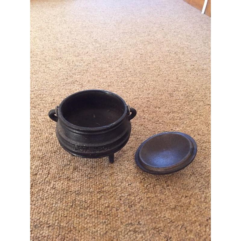 CAST IRON CAULDRON/COOKING POT