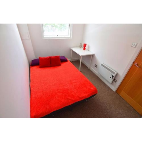 Double Room near South Quay DLR Station. All Bills and Broadband are included. Available Now!