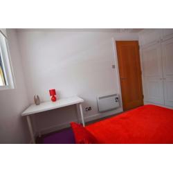 Double Room near South Quay DLR Station. All Bills and Broadband are included. Available Now!