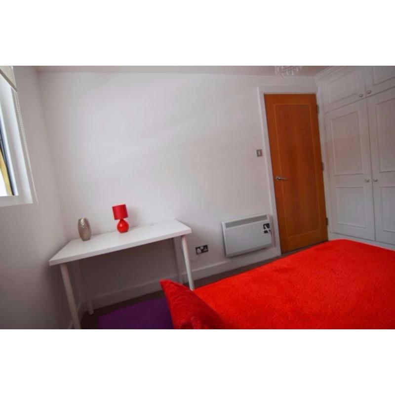 Double Room near South Quay DLR Station. All Bills and Broadband are included. Available Now!