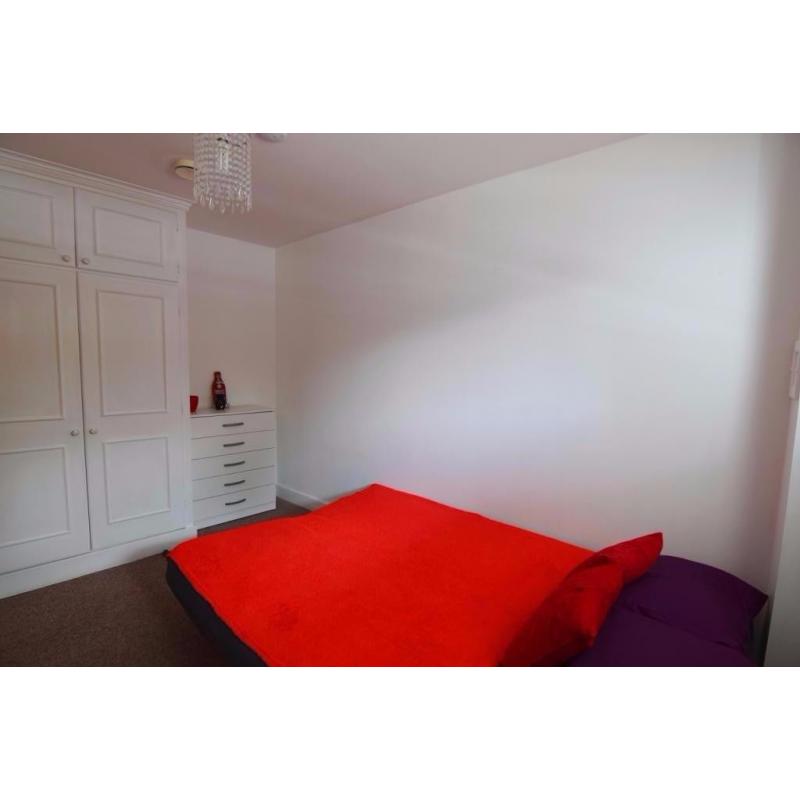 Double Room near South Quay DLR Station. All Bills and Broadband are included. Available Now!
