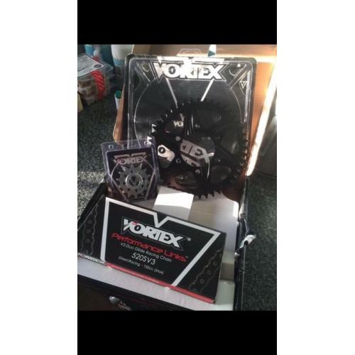 Vortex racing chain and sprocket set