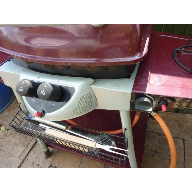 GAS BARBERQUE WITH SIDE BURNER RING