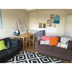 Small double room in 3 bed flatshare 10 minutes from Brixton station.